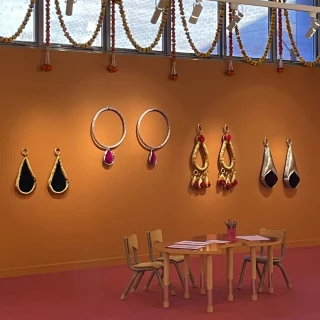Need a space for creative contemplation for your young makers these school holidays? Makers Space with Monica Rani Rudhar is free and open for all.  The inviting installation showcases oversized jewellery you can admire plus pieces to playfully interact with, then dive into all the fun with hands-on making activities for everyone.  Providing a sun filled outdoor deck; bring your lunch and enjoy!  Open Tuesday to Saturday 
10 am to 5 pm  More info via link in bio.  @blacktowncitycouncil @creatensw @monicaranirudhar  #BlacktownArts #BlacktownCityCouncil #MakersSpaceWithMonicaRaniRudhar #Free #SchoolHolidays #Activites  --- 
Images: Makers Space with Monica Rani Rudhar, 2025, courtesy Blacktown Arts  ID: Image 1, showcases a table with chairs in front of 3 artworks of oversized earring sculptures. Image 2 showcases a table with 2 chairs in front of a blank wall and colourful rangoli design on the floor in the corner