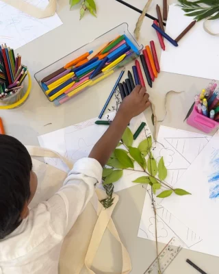 Draw and paint your own tote bag with Little Spirits in the Kitchen! 
Designed for ages 8 to 12 years, kids will engage with Merindah Funnell in conversation about where their food comes from and the environment around them.  As they think about the plants, foods and animals that live among us, participants can decorate a tote bag with patterns and designs from nature.  Parents and carers are required to stay on site. You are welcome to get creative and join in or grab a coffee or tea and relax on our sunny balcony!  Wednesday 8 October from 10.30 am  Limited time left, book on our website.  @blacktowncitycouncil @creatensw @merindahfunnell  #BlacktownArts #BlacktownCityCouncil #SchoolHolidays #Workshops #Totebags #Food #Environment  -—  Images and videos: Little Spirits in the Kitchen: School Holidays, 2025, courtesy of Blacktown Arts  ID: Images showcase young kids participating in a School Holidays workshop with artist, Merindah Funnell, painting and drawing on tote bags.