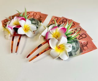 Meet 2 of the stall holders for Maketi Moana: Pasifika Makers Markets!  🌻 Have It Made by LeanneMarie is run by dedicated Filipino/English mother of 5, Leanne-Marie. Her work includes custom leis for graduations and all special occasions, as well as other items for events.  🌈 The Nuanua (derived from the Samoan word for rainbow) is a colourful creative space created by artist and designer Rosemary. Starting with woven wall hangings, she has moved into fibre art like punch needle and rug tufting.  More stall info to come!  Curated by Noelle Moa of Maketi Moana, in partnership with Powerhouse.  Stay tuned and check out our website book.  @blacktowncitycouncil @powerhouse @maketi_moana @haveitmadebyleannemarie @thenuanua  #BlacktownArts #BlacktownCityCouncil #WesternSydneyFashionFestival #Fashion #Markets  --- 
Images: Image 1, Have It Made by LeanneMarie, photo by Noelle Moa and Grace Agnes. Image 2, The Nua Nua, photo by Noelle Moa and Grace Agnes  ID: Image 1 shows hair clip with money notes of 20 and flowers attached to them. Image 2, shows craft created by Rosemary